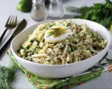 Lekka sałatka z tuńczykiem, jajkiem i ogórkiem, udekorowana koperkiem. Idealna na szybki lunch.