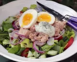 En härlig tonfisk sallad med ägg, lök och krämig dressing. Perfekt för en lätt lunch.