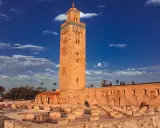 Der Koutoubia-Minarett in Marrakesch, ein Zeugnis der reichen Geschichte Marokkos. Die Frage, wie alt ist Marokko, wird durch solche Bauwerke beantwortet.