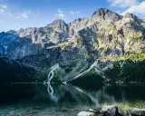 Morskie Oko, Tatry. Majestatyczne góry odbijają się w krystalicznie czystej wodzie, ukazując głębokość jeziora.
