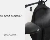 Dowiedz się, jak prać plecak, by służył Ci latami. Czarny plecak na białym tle, z napisem "Jak prać plecak?".