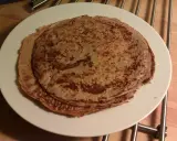 En hög med tunna pannkakor på en vit tallrik. Perfekt för en mysig frukost eller som frukost tips.