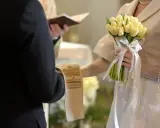 Para młoda trzyma bukiet żółtych tulipanów. Ceremonia ślubna, czy w adwencie można robić wesele?