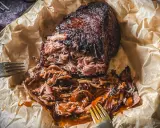 Saftiges Pulled Pork, perfekt für Ihre nächsten Grillrezepte mit Fleisch. Zart und geschmackvoll, mit einer köstlichen Sauce übergossen.