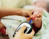 Misurazione glicemia neonato con glucometro, un piccolo prelievo per monitorare il diabete neonatale.