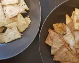 Dwa talerze pełne chrupiących chipsów z tortilli, jedne z ziołami, drugie z przyprawami. Idealne na imprezę!