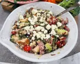 En härlig kycklingsallad med fetaost, soltorkade tomater och pumpafrön. Ett perfekt kycklingsallad recept för en lätt lunch.