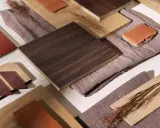 Tutti i colori del legno: campioni scuri e chiari, tessuti e mattoni creano una composizione materica.