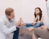 Kiedy do ortopedy z dzieckiem? Sprawdź objawy i harmonogram wizyt.