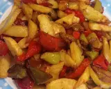 Patate fritte croccanti e peperoni colorati, un contorno saporito che ricorda la semplicità delle pipi e patate fatte in casa.