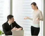 Mężczyzna w garniturze pokazuje na zegarek, kobieta gestykuluje. Czy to wezwanie do sądu a praca?