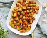 Ugnsrostade småpotatisar med vitlök och timjan, ett perfekt potatis recept för alla tillfällen.