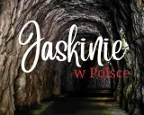 Wąski korytarz skalny, oświetlony lampami, prowadzi w głąb ziemi. Napis "Jaskinie w Polsce" sugeruje podziemną przygodę.