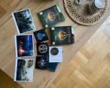 Kolekcja kart, naklejek i pudełek z grą Elden Ring, idealna dla każdego fana, który chce poczuć klimat gry, nawet poza ekranem.