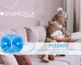 Niebieski pessar na nietrzymanie moczu, obok starszej kobiety czytającej książkę na kanapie.