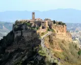 Civita di Bagnoregio, un borgo arroccato su una rupe, è uno dei posti da visitare in Italia. Un ponte pedonale collega il paese alla terraferma.