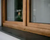 Drewniane okno w kolorze winchester, przypominającym naturalne drewno dębowe. Eleganckie i ciepłe.