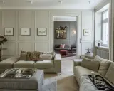 Eleganckie wnętrza art deco z wygodnymi sofami, stylowymi obrazami i subtelnymi detalami.