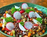 Ein bunter Linsensalat mit Radieschen, Karotten und Sellerie, perfekt für ein gesundes linsensalat rezept.