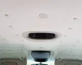 Techo de coche con luces LED y control de climatización. El detalle de cómo pegar techo coche con estas luces crea un ambiente estrellado.