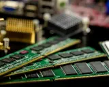 Pamięci RAM leżące na czarnym tle. Zwiększenie pamięci RAM w laptopie przyspiesza jego działanie, pozwala na płynniejszą pracę wielu programów jednocześnie.