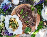 Grilla flapsteak med somriga potatisar och en krämig sås. Perfekt för midsommar!