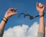 Ręce uwolnione z kajdanek, symbol wolności. Jakby ośrodki odwykowe zamknięte, a pacjenci odzyskali życie.