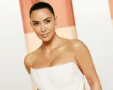 Kim Kardashian con pelle luminosa, un look da red carpet che fa pensare a come funziona la crema autoabbronzante per un effetto naturale e radioso.