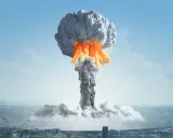 Grzyb atomowy nad miastem. Zastanawiasz się, ile trwa promieniowanie po bombie atomowej? To przerażająca wizja.