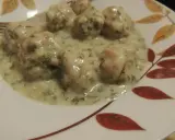 Pyszne pulpety w sosie koperkowym, podane na talerzu z liśćmi.