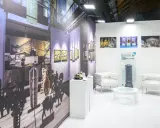 Stand espositivo con opere d'arte e arredi moderni, pronto per il meeting Rimini 2026.