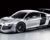 Silberner Audi R8 LMS mit schwarzem Heckflügel. Die Karosserie lackieren war hier eine Kunst, um diesen Rennwagen perfekt in Szene zu setzen.