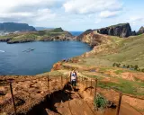 Wanderweg auf Madeira mit atemberaubendem Blick auf die Küste. Perfekt für deine 1 Woche Madeira Tipps!