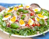En härlig tonfisksallad med ägg, tomater och basilika, perfekt som en lätt lunch eller middag. Dressing till tonfisksallad är hemligheten bakom smaken.