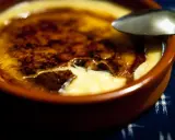 Crema catalana recién hecha, con su capa crujiente de caramelo y el interior cremoso listo para ser disfrutado.