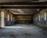 Opuszczony budynek, zniszczone ściany, gruz na podłodze. To miejsce idealne do eksploracji, czyli urbex.