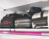 Bagaże w schowku samolotowym. Zastanawiasz się, co można wwieźć do Norwegii samolotem? Sprawdź przepisy!