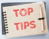 Notatnik z napisem "TOP TIPS" i ołówkiem. Idealne wskazówki, jak nauczyć się angielskiego.