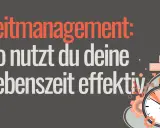 Zeitmanagement: So nutzt du deine Lebenszeit effektiv. Denn Arbeitszeit ist Lebenszeit. Mann sitzt auf Uhr, arbeitet am Laptop.