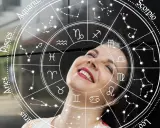 Uśmiechnięta kobieta na tle koła zodiaku, gdzie widoczny jest horoskop dzienny - skorpion.