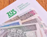 ZUS i polskie banknoty, symbolizujące świadczenia, w tym emeryturę pomostową.
