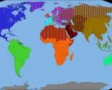 Mapa świata z zaznaczonymi regionami szkół w Harrym Potterze: Ilvermorny w Ameryce Północnej, Hogwarts w Europie, Castelobruxo w Ameryce Południowej.