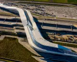 Stazione Afragola, capolavoro dell'architetto Zaha Hadid, vista dall'alto. Un'onda bianca che abbraccia i binari.