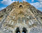 La Sagrada Familia, un capolavoro architettonico, si erge maestosa. La sua facciata è un tripudio di sculture, un racconto visivo che si estende dalla **distanza porto Barcellona Sagrada Familia**.