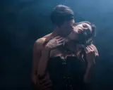 Para, obejmujący kobietę w gorset, jak w opowiadania erotyczne filmy.