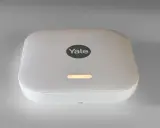 Vit Yale-hub med en lysande indikator, en del av ett modernt garda alarm-system för ökad trygghet.