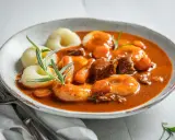 Gulasz z kluskami śląskimi i marchewką. Czy kluski śląskie można mrozić? Tak, po ugotowaniu i ostudzeniu można je zamrozić.