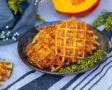 Gaufres dorées et croustillantes, une délicieuse gaufre potimarron salé, garnie de petites fleurs jaunes.