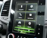 Pantalla táctil de coche con menú: Navegación, Multimedia, Teléfono, Aplicaciones, Vehículo, Sistema. Ideal para actualizar r link 2.