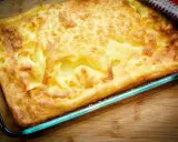 En gyllene, fluffig ugnspannkaka i en glasform, redo att serveras. Ett perfekt ugnspannkaka recept för en mysig middag.